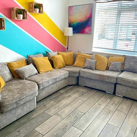 Massive New 8 Bedroom House Sleeps Up To 21 - Accepts Groups - Great Location - Free Parking - Fast Wifi - Smart Tvs - Sleeps Up To 21 People - Close To Bournemouth & Poole Town Centre & Sandbanks Exteriér fotografie