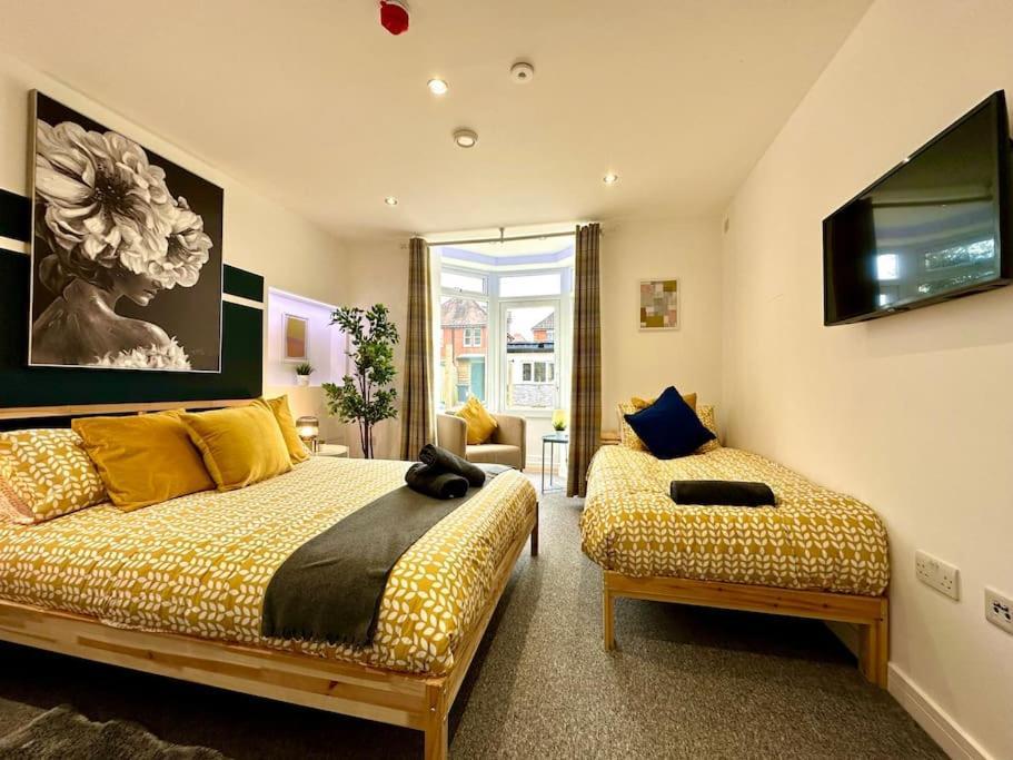Massive New 8 Bedroom House Sleeps Up To 21 - Accepts Groups - Great Location - Free Parking - Fast Wifi - Smart Tvs - Sleeps Up To 21 People - Close To Bournemouth & Poole Town Centre & Sandbanks Exteriér fotografie