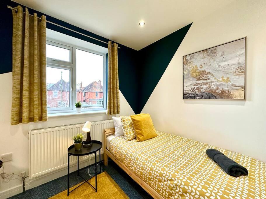 Massive New 8 Bedroom House Sleeps Up To 21 - Accepts Groups - Great Location - Free Parking - Fast Wifi - Smart Tvs - Sleeps Up To 21 People - Close To Bournemouth & Poole Town Centre & Sandbanks Exteriér fotografie