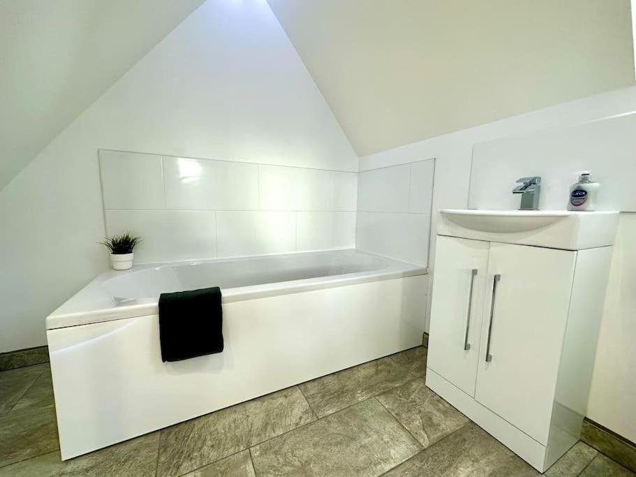 Massive New 8 Bedroom House Sleeps Up To 21 - Accepts Groups - Great Location - Free Parking - Fast Wifi - Smart Tvs - Sleeps Up To 21 People - Close To Bournemouth & Poole Town Centre & Sandbanks Exteriér fotografie