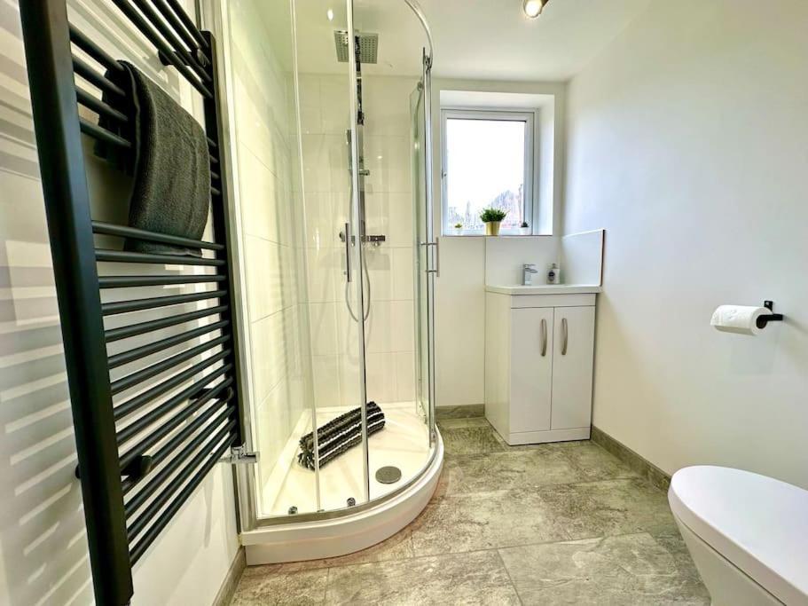 Massive New 8 Bedroom House Sleeps Up To 21 - Accepts Groups - Great Location - Free Parking - Fast Wifi - Smart Tvs - Sleeps Up To 21 People - Close To Bournemouth & Poole Town Centre & Sandbanks Exteriér fotografie