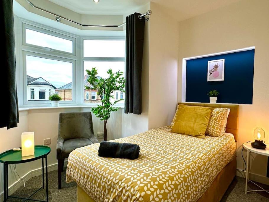 Massive New 8 Bedroom House Sleeps Up To 21 - Accepts Groups - Great Location - Free Parking - Fast Wifi - Smart Tvs - Sleeps Up To 21 People - Close To Bournemouth & Poole Town Centre & Sandbanks Exteriér fotografie