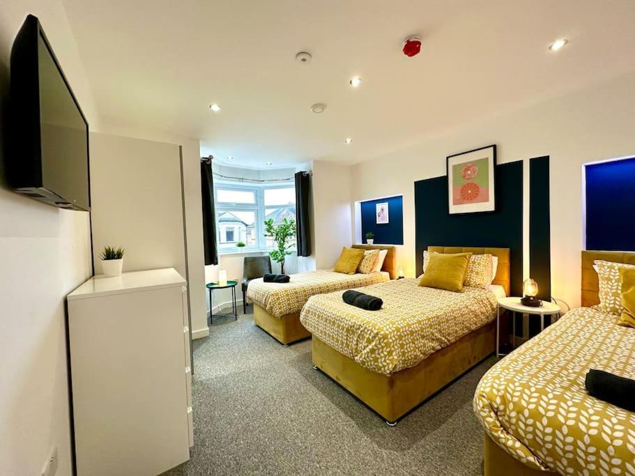 Massive New 8 Bedroom House Sleeps Up To 21 - Accepts Groups - Great Location - Free Parking - Fast Wifi - Smart Tvs - Sleeps Up To 21 People - Close To Bournemouth & Poole Town Centre & Sandbanks Exteriér fotografie