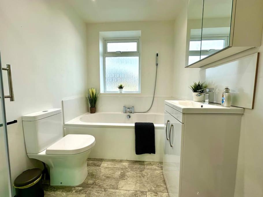 Massive New 8 Bedroom House Sleeps Up To 21 - Accepts Groups - Great Location - Free Parking - Fast Wifi - Smart Tvs - Sleeps Up To 21 People - Close To Bournemouth & Poole Town Centre & Sandbanks Exteriér fotografie