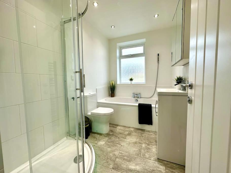 Massive New 8 Bedroom House Sleeps Up To 21 - Accepts Groups - Great Location - Free Parking - Fast Wifi - Smart Tvs - Sleeps Up To 21 People - Close To Bournemouth & Poole Town Centre & Sandbanks Exteriér fotografie