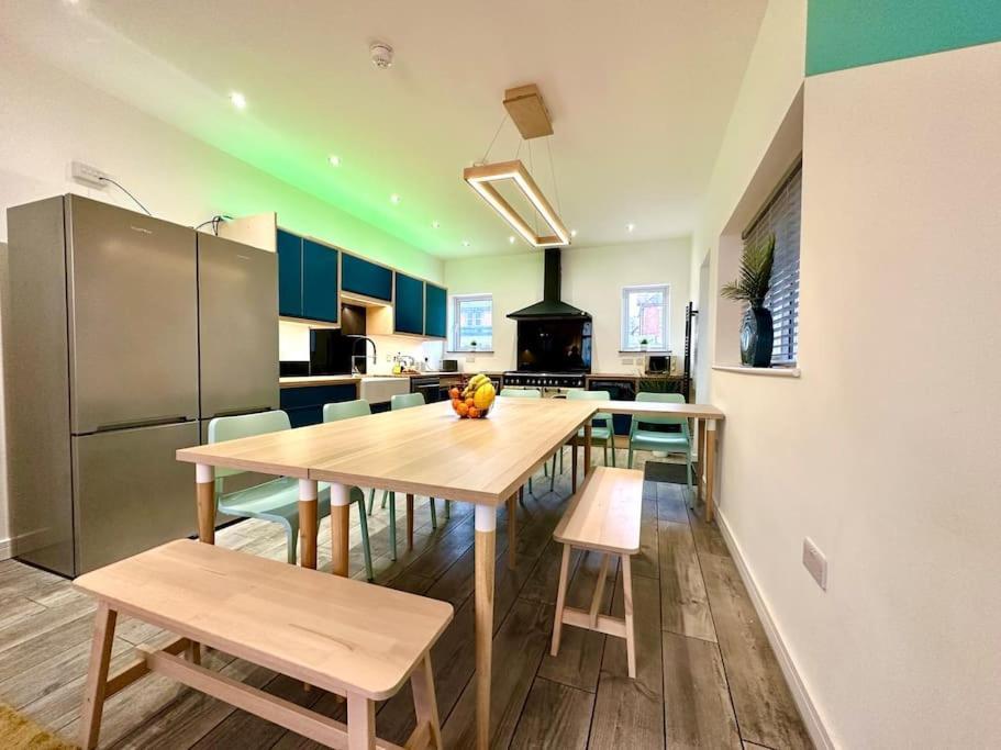 Massive New 8 Bedroom House Sleeps Up To 21 - Accepts Groups - Great Location - Free Parking - Fast Wifi - Smart Tvs - Sleeps Up To 21 People - Close To Bournemouth & Poole Town Centre & Sandbanks Exteriér fotografie