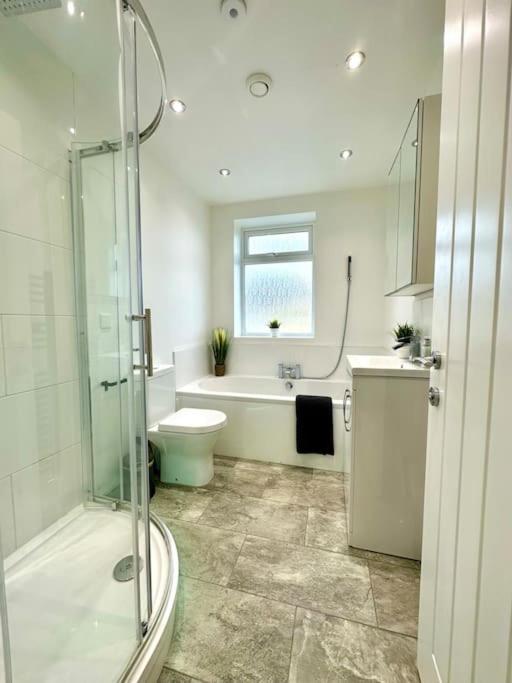 Massive New 8 Bedroom House Sleeps Up To 21 - Accepts Groups - Great Location - Free Parking - Fast Wifi - Smart Tvs - Sleeps Up To 21 People - Close To Bournemouth & Poole Town Centre & Sandbanks Exteriér fotografie