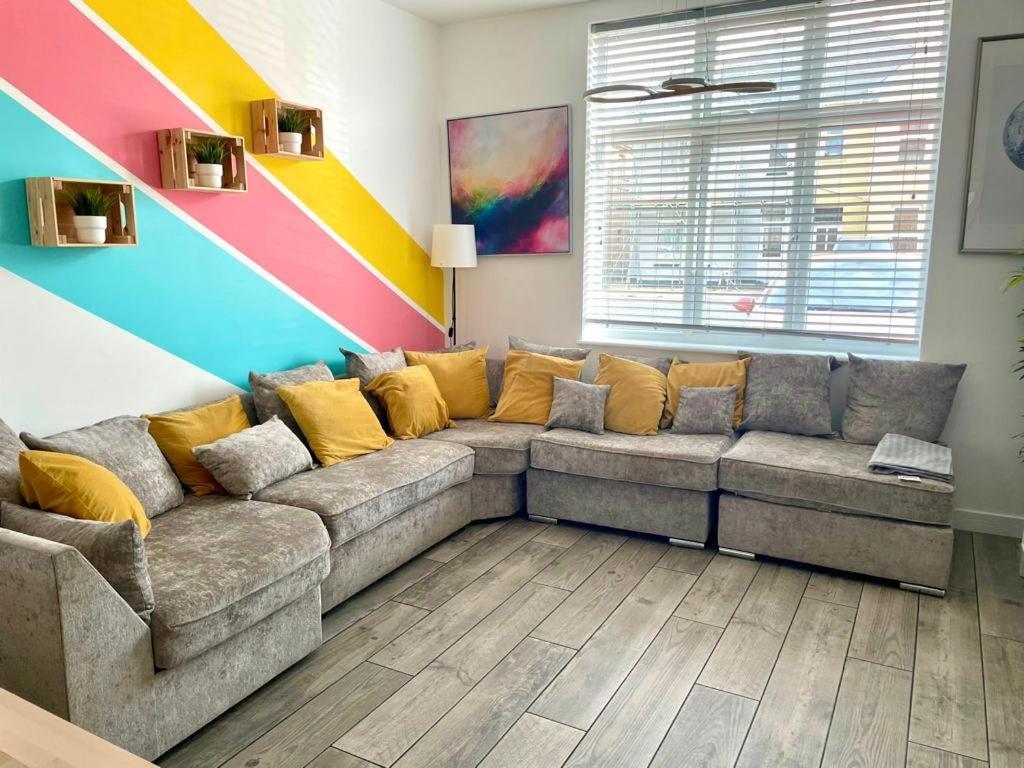 Massive New 8 Bedroom House Sleeps Up To 21 - Accepts Groups - Great Location - Free Parking - Fast Wifi - Smart Tvs - Sleeps Up To 21 People - Close To Bournemouth & Poole Town Centre & Sandbanks Exteriér fotografie